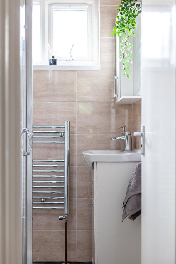 Arte Stays - 3-Bedroom Bright House London, Haggerston, Garden, Parking, 8 Min Walk To Haggerston Station, Weekly Or Monthly Stays, Serviced Accommodation - 7 Guests Dış mekan fotoğraf